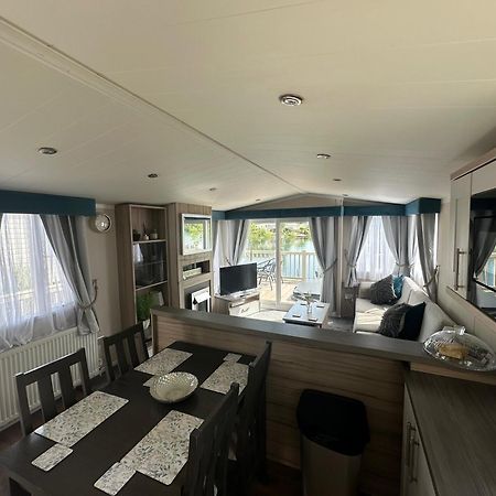 Lakeside Retreat 3 With Hot Tub, Private Fishing Peg Situated At Tattershall Lakes Country Park Exteriér fotografie