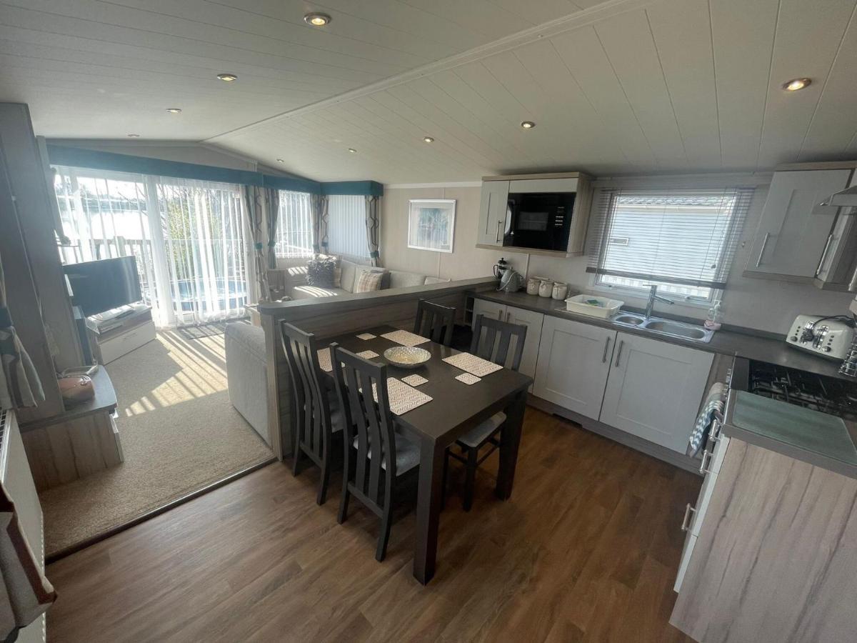 Lakeside Retreat 3 With Hot Tub, Private Fishing Peg Situated At Tattershall Lakes Country Park Exteriér fotografie