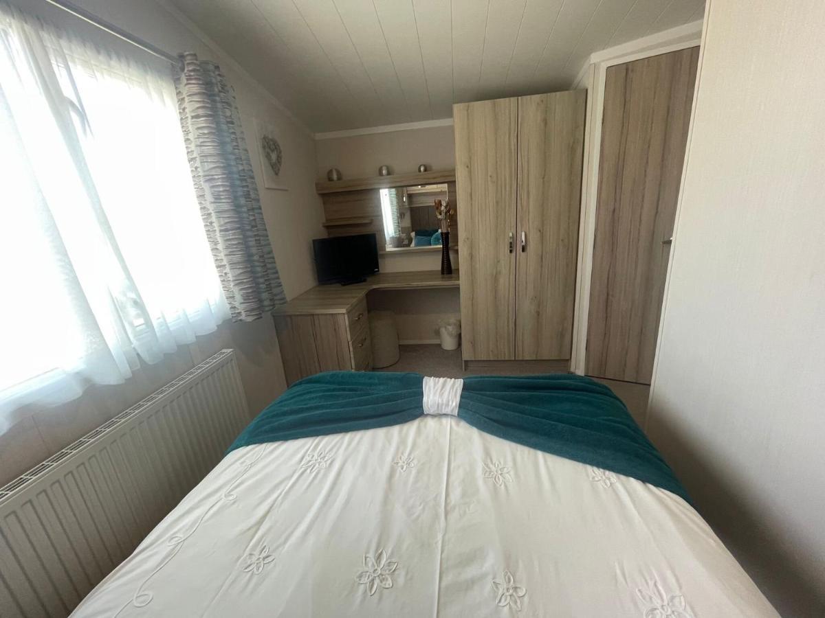 Lakeside Retreat 3 With Hot Tub, Private Fishing Peg Situated At Tattershall Lakes Country Park Exteriér fotografie