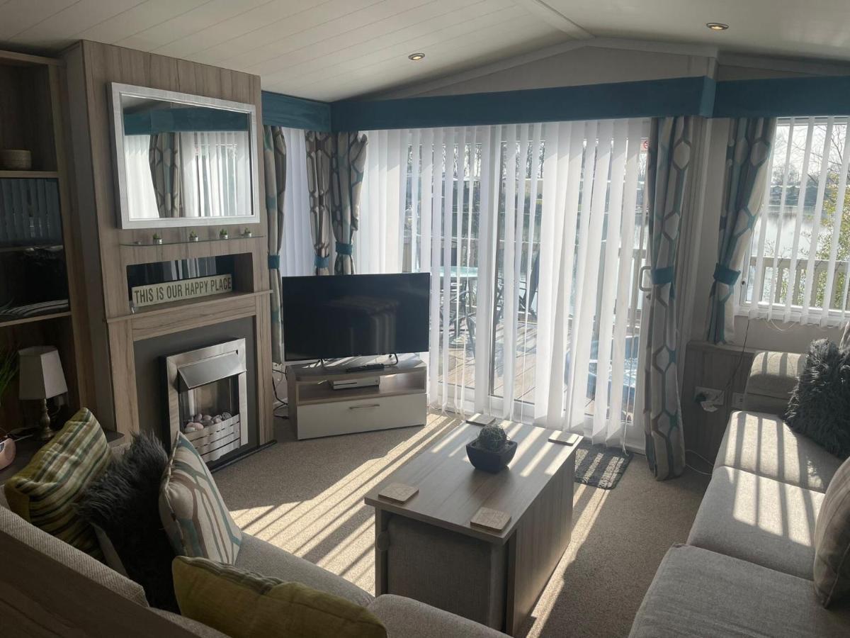 Lakeside Retreat 3 With Hot Tub, Private Fishing Peg Situated At Tattershall Lakes Country Park Exteriér fotografie