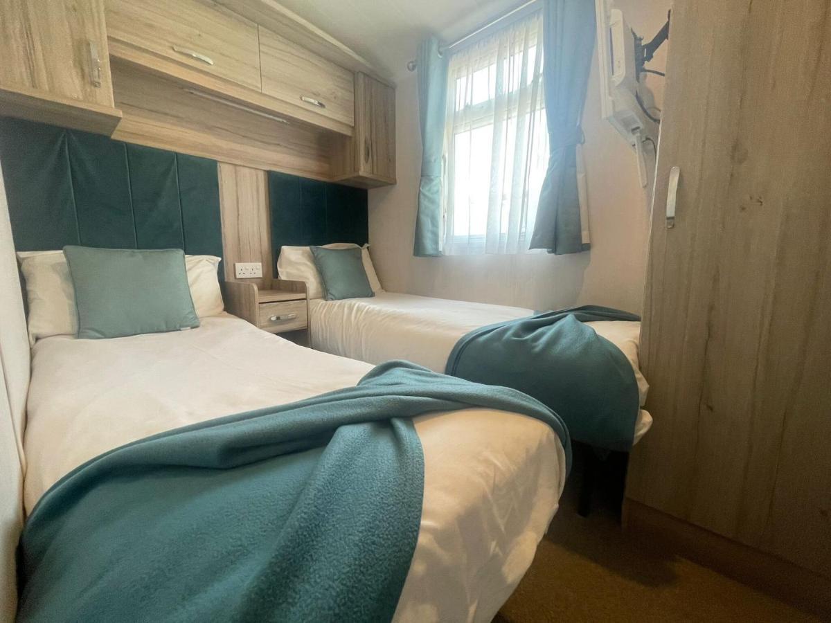 Lakeside Retreat 3 With Hot Tub, Private Fishing Peg Situated At Tattershall Lakes Country Park Exteriér fotografie