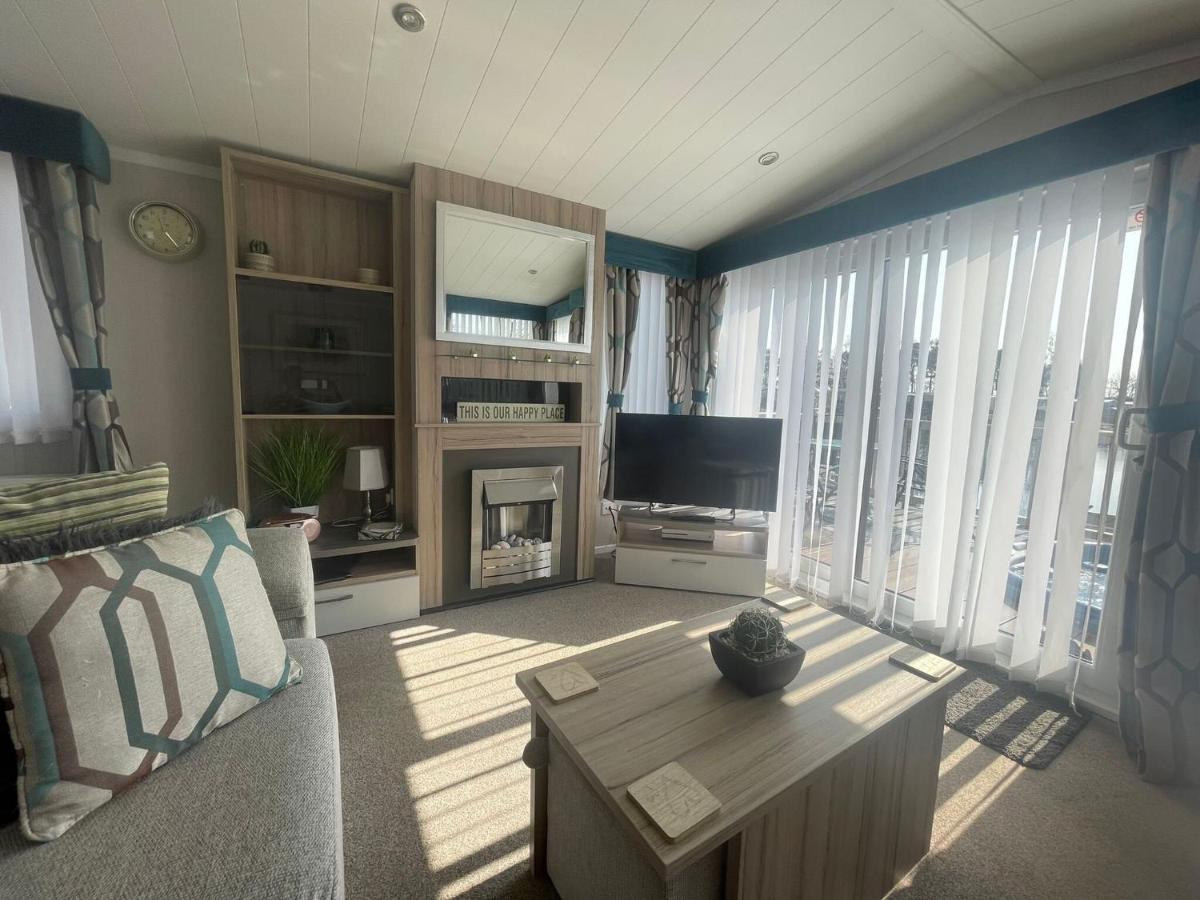 Lakeside Retreat 3 With Hot Tub, Private Fishing Peg Situated At Tattershall Lakes Country Park Exteriér fotografie