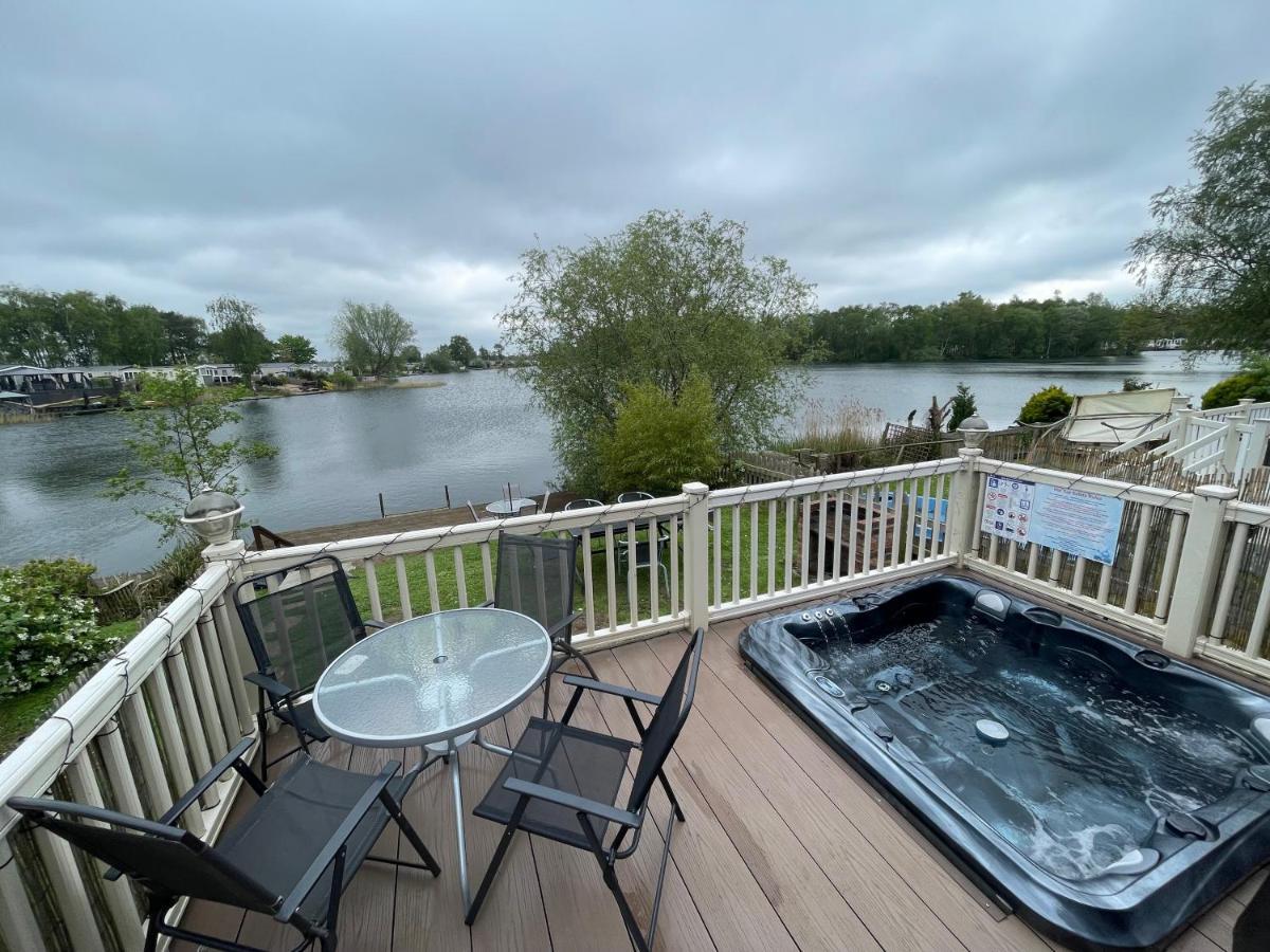 Lakeside Retreat 3 With Hot Tub, Private Fishing Peg Situated At Tattershall Lakes Country Park Exteriér fotografie