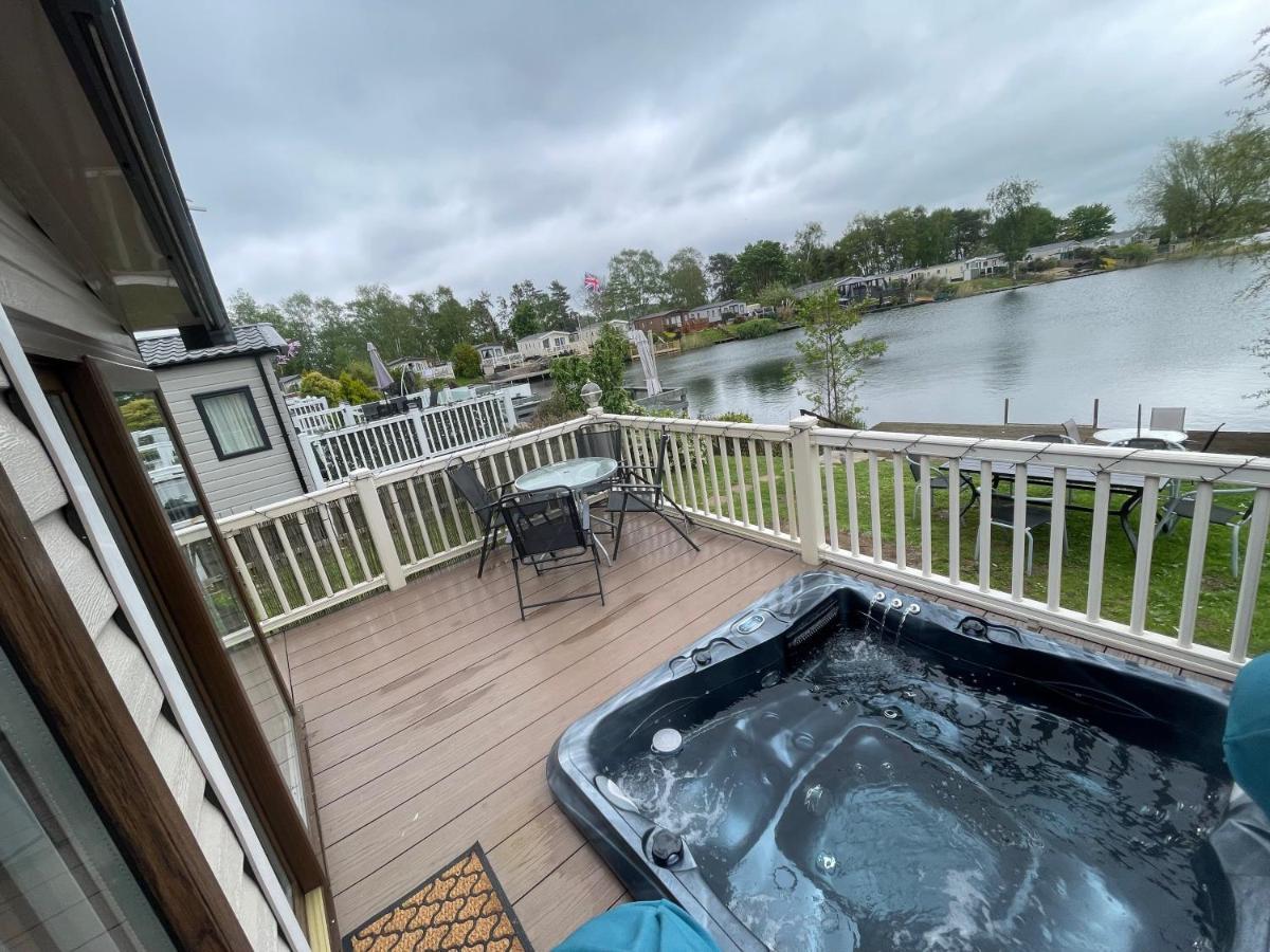 Lakeside Retreat 3 With Hot Tub, Private Fishing Peg Situated At Tattershall Lakes Country Park Exteriér fotografie