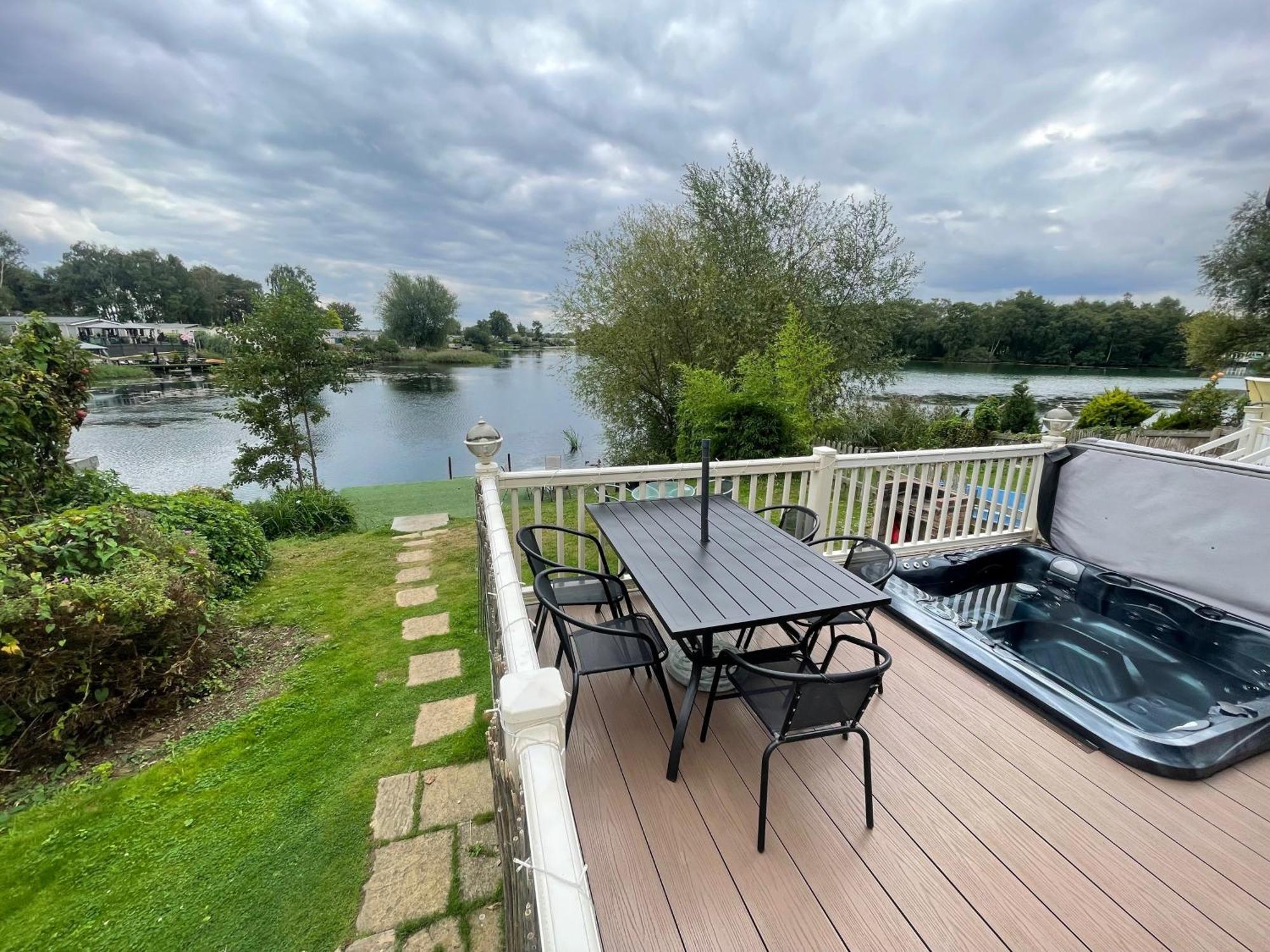 Lakeside Retreat 3 With Hot Tub, Private Fishing Peg Situated At Tattershall Lakes Country Park Exteriér fotografie